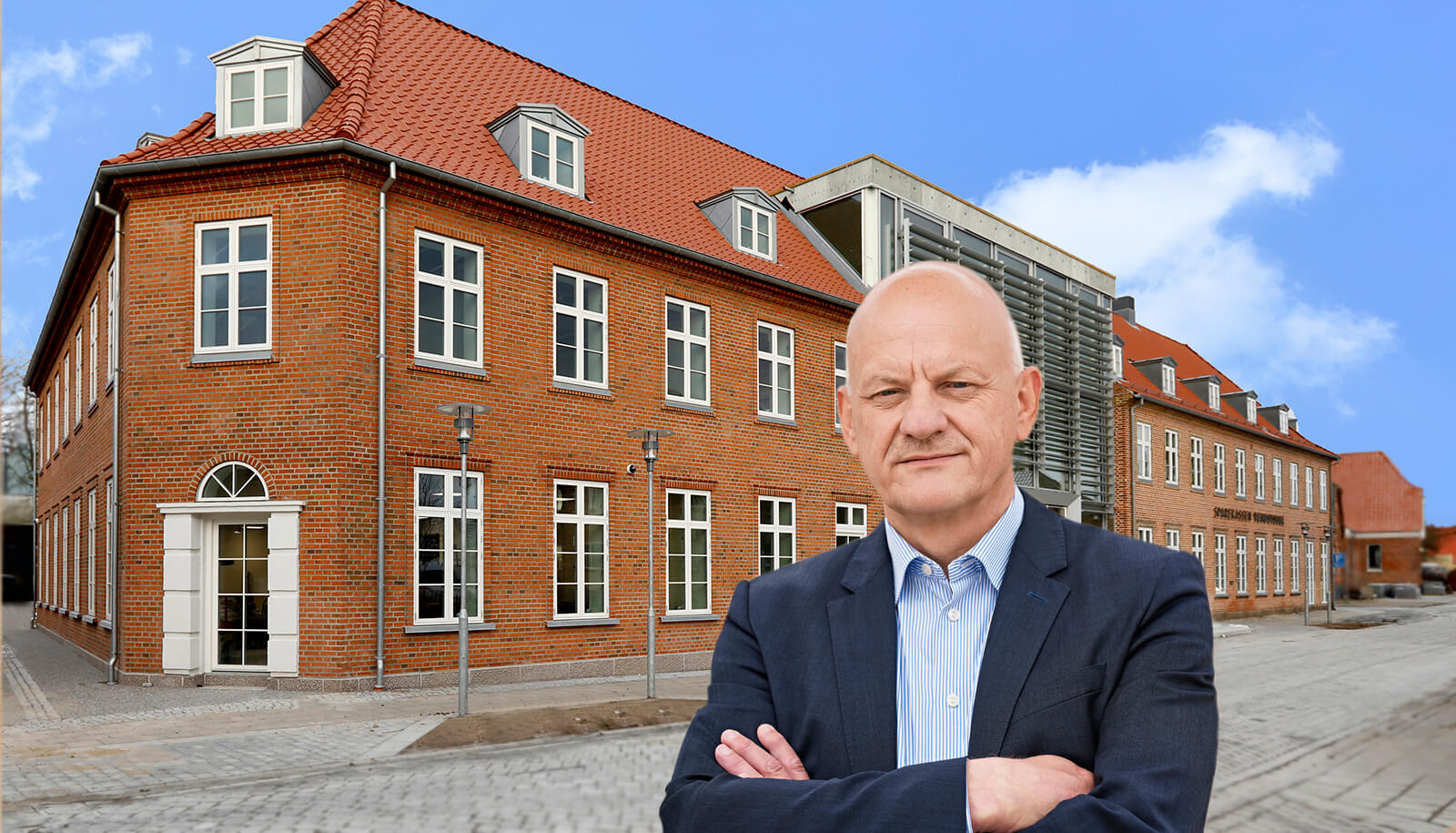 Vagn Hansen foran Sparekassen Vendsyssels hovedkontor i Vrå