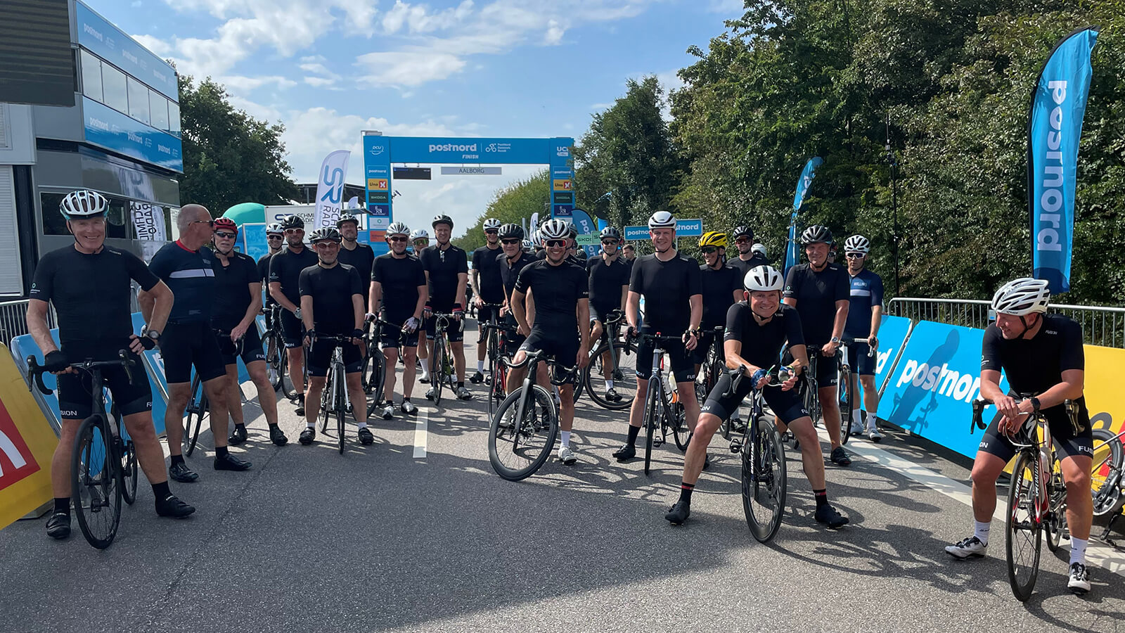 Omkring 40 kunder og forretningsforbindelser cyklede med, da Sparekassen Danmark inviterede til Business Cykling før dagens etape af PostNord Danmark Rundt i Aalborg.