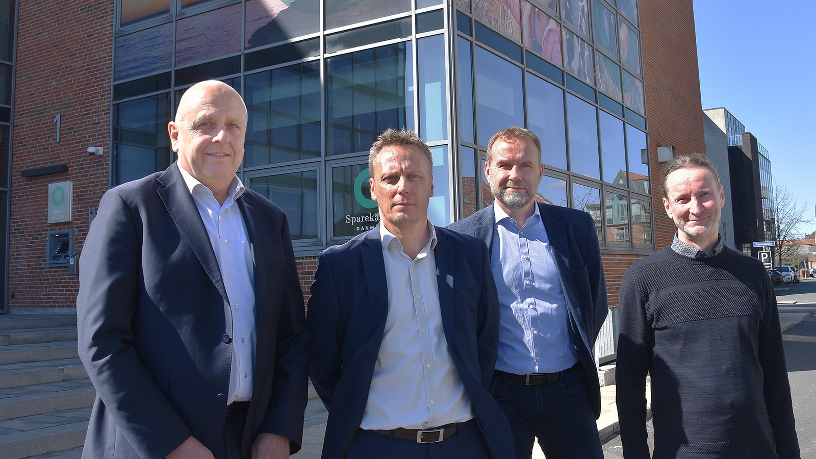Erhverv Vejle-Fredericia Flere kolleger er på vej, men ved åbningen af Erhverv Vejle-Fredericia ser holdet således ud, fra venstre: Afdelingsdirektør Peer Bach Nielsen, erhvervskundecheferne Christian Møller Aasted og Henrik Ullum samt erhvervssupporter Claus Flak Christensen.