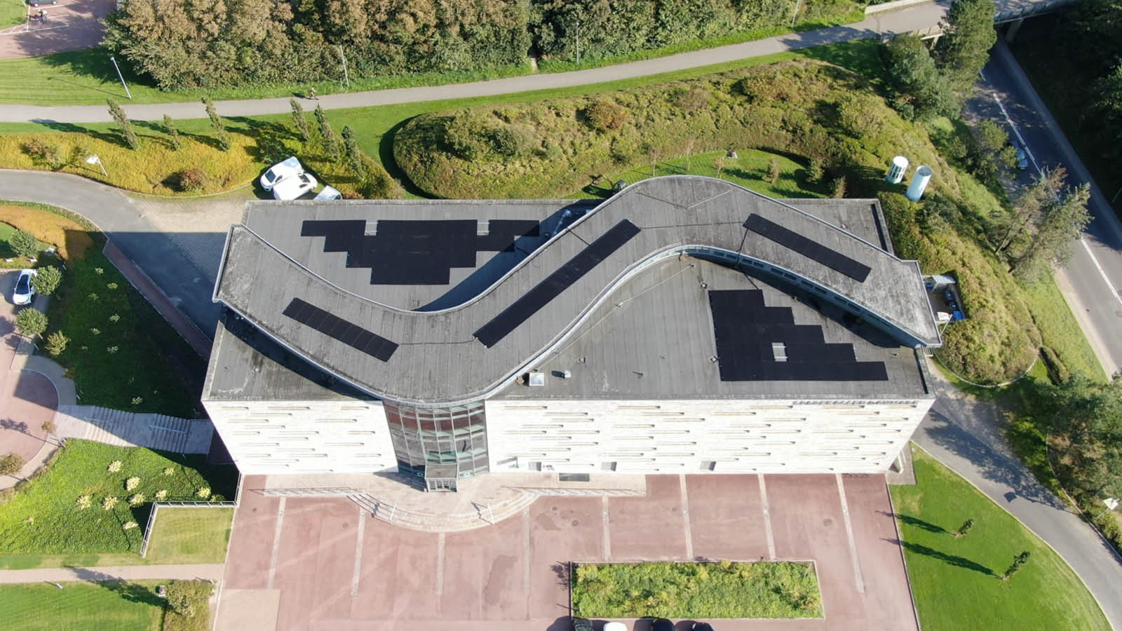 122 solpaneler er i august 2024 blevet monteret på taget af sparekassens hovedcenter i Aars. 