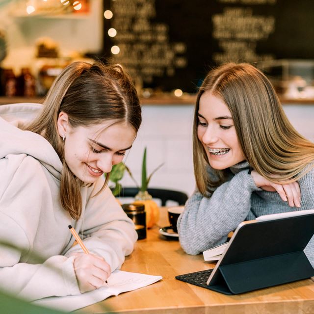 To konfirmander sidder ved et bord