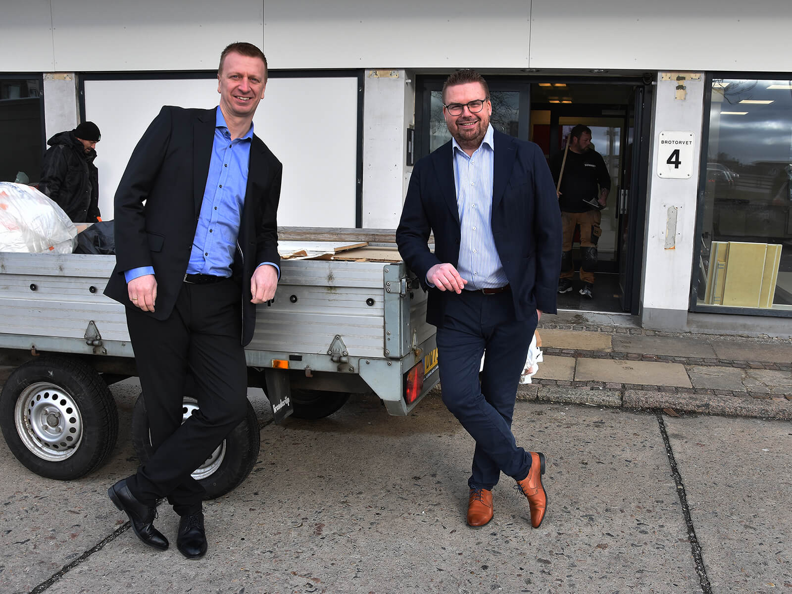 Regionsdirektør Bo Bojer (til højre) og afdelingsdirektør Claus Ring Skibsted foran afdelingen, hvor håndværkerne i øjeblikket er i fuld gang med en gennemgribende renovering.