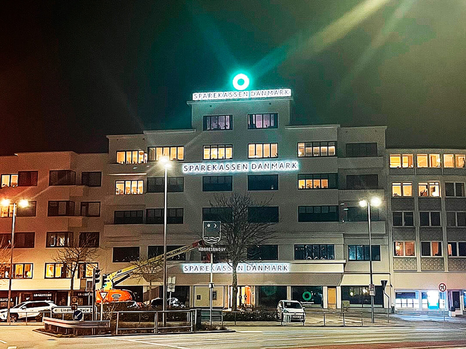 Sparekassen Danmark har allerede fået sit lysende navn og logo på facaden af Brotorvet 4 i Nørresundby