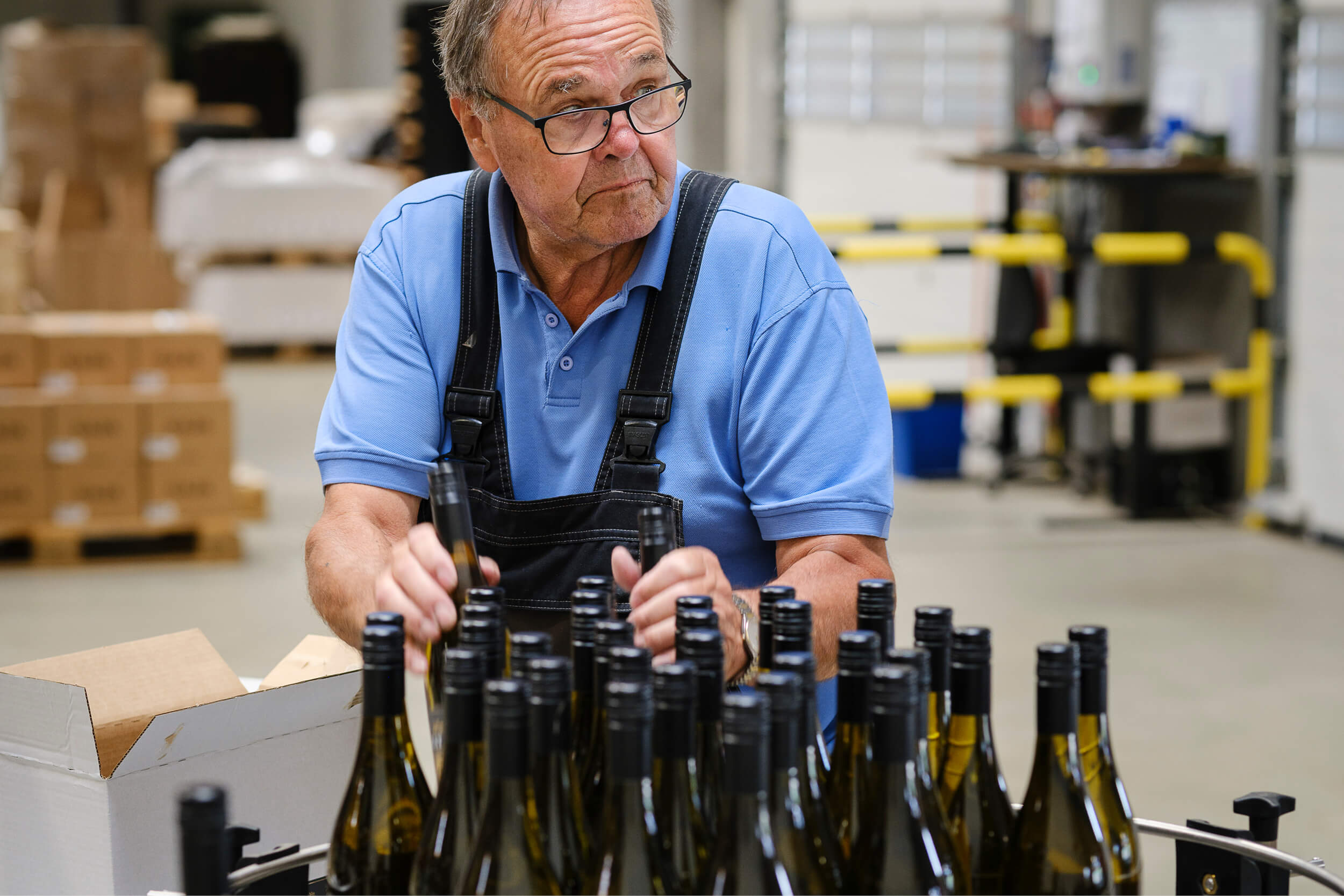 Østjysk Vinforsyning: Gustav Thusgaard sætter etiketter på en sending flasker
