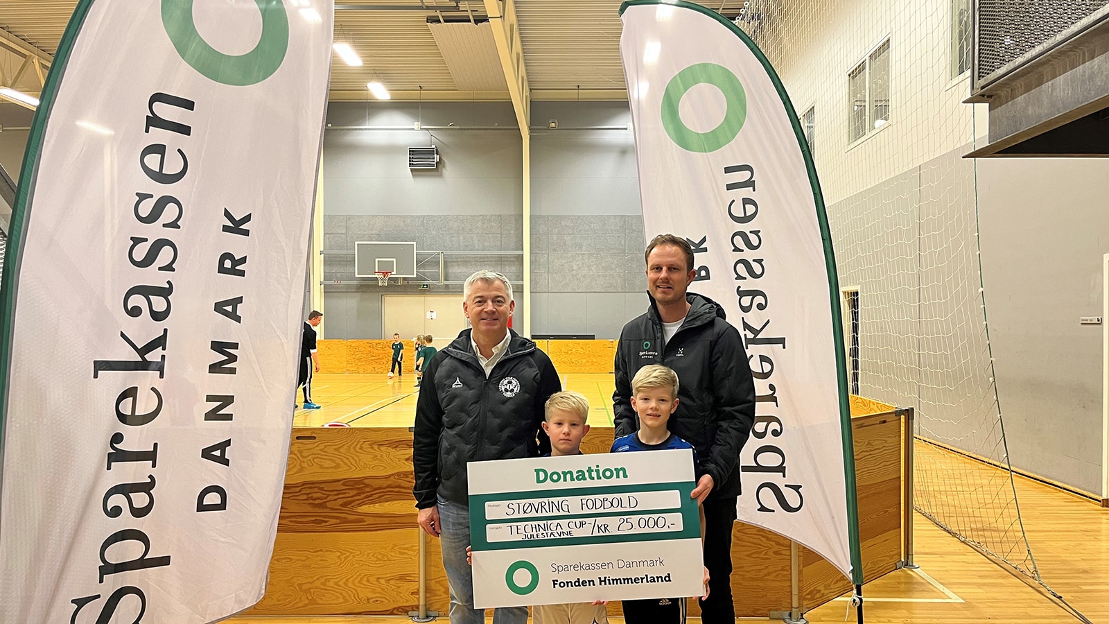 Rasmus Tetsche Laustsen fra Sparekassen Danmark og Kim Buus fra Støvring IF