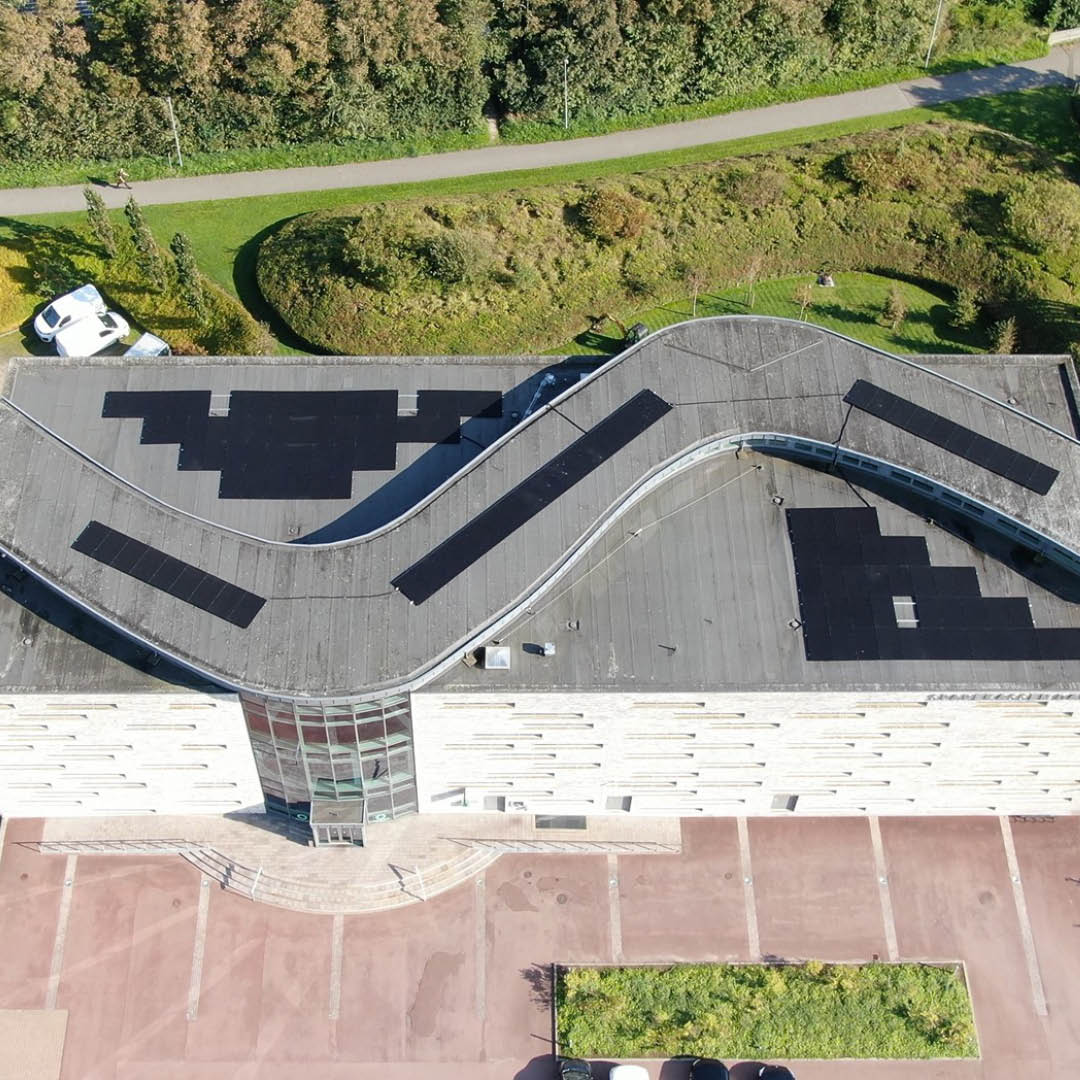 122 solpaneler er i august 2024 blevet monteret på taget af sparekassens hovedcenter i Aars.