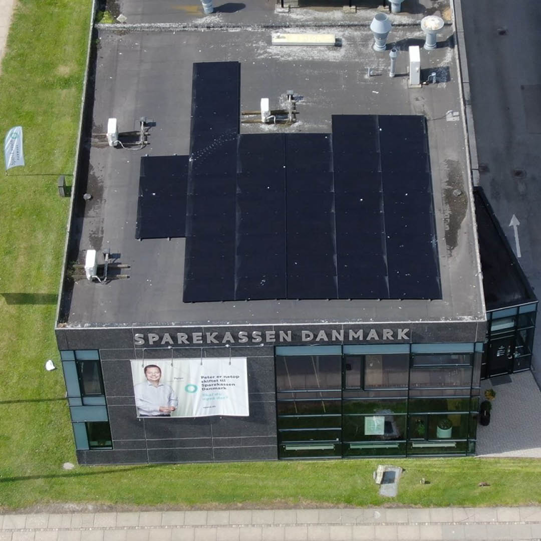 Sparekassens afdeling i City Syd i Aalborg fik i juni 2024 monteret et 20 kW solcelleanlæg.